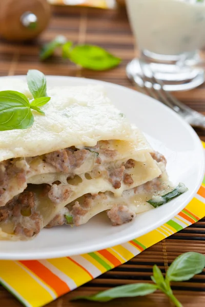 Et lazanya ile beyaz bir tabak üzerinde mozzarella — Stok fotoğraf