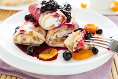 süzme peynir ve berry reçel krep