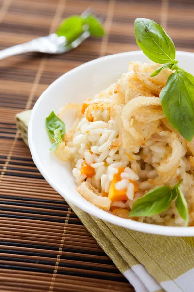 Roślinne risotto z dyni i cebuli w misce, bazylia — Zdjęcie stockowe