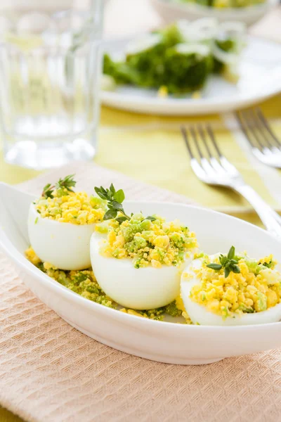 Jaja faszerowane warzywa w misce biały, przekąska — Zdjęcie stockowe