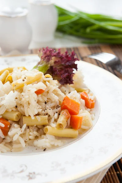 Fleischloses Risotto mit Gemüsemischung — Stockfoto