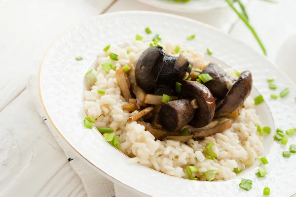 Risotto med brun mössa karljohansvamp och grillade grönsaker — Stockfoto