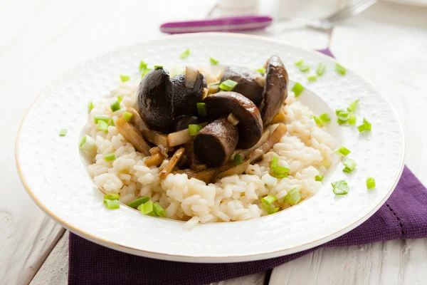 Risotto sin carne con setas y verduras silvestres — Foto de Stock