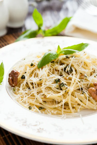 Spagetti fıstık sos ve parmesan peyniri ile — Stok fotoğraf