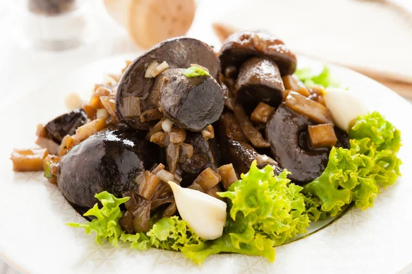 Roasted wild cap boletus with garlic and parsnips — Stock Photo, Image