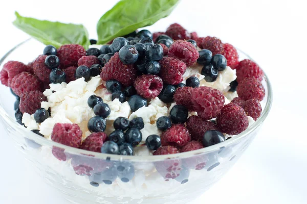 Frischer Quark mit Beeren — Stockfoto