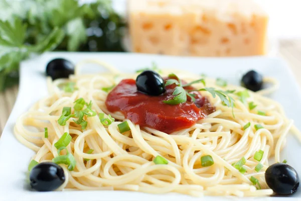 Välsmakande spaghetti med oliver och sås — Stockfoto