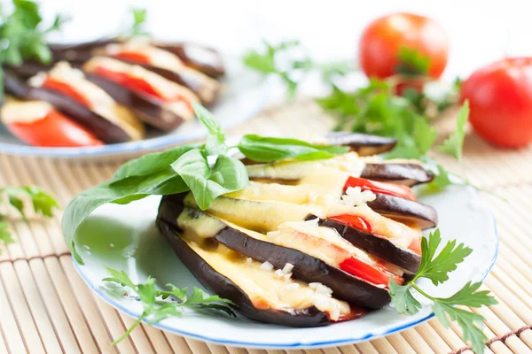 Eggplant with cheese and garlic sauce and fresh herbs — Stock Photo, Image