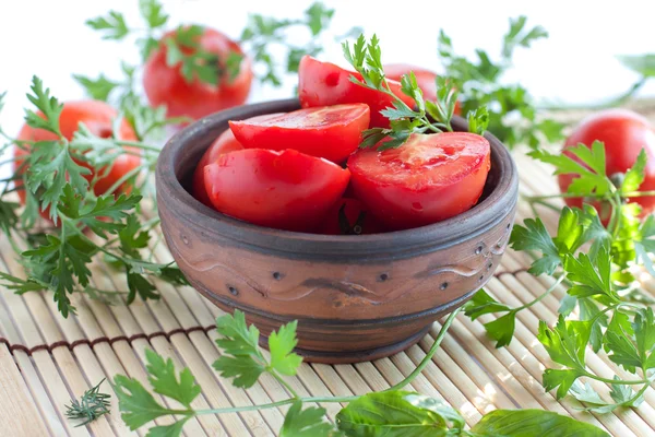 在陶瓷碗里的新鲜番茄 — 图库照片