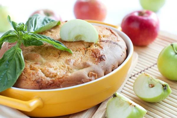 Todo el pastel de manzana, recién salido del horno — Foto de Stock