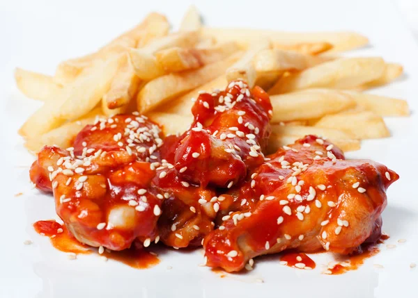 Patatine fritte e pollo in salsa di pomodoro — Foto Stock