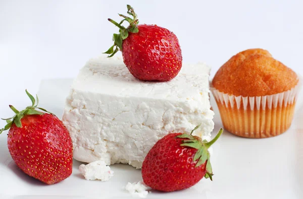 Dessert with strawberries, cheese and a delicious cake — Stock Photo, Image