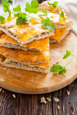 Besleyici etli börek topakları