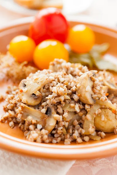 Buckwheat with mushrooms and pickled tomatoes — Stock Photo, Image