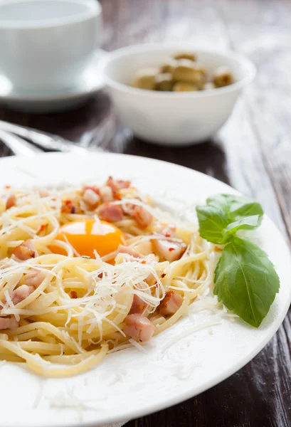 Spagetti carbonara orta yumurta sarısı ile