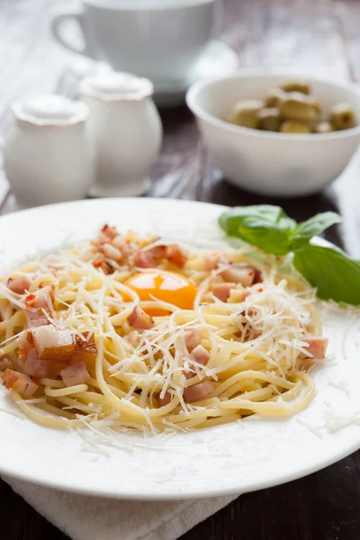 Špagety carbonara s nastrouhaným parmazánem — Stock fotografie