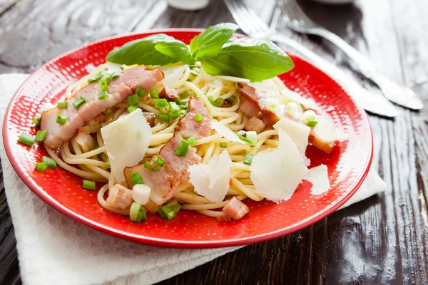 Pasta with roasted bacon and parmesan — Stock Photo, Image