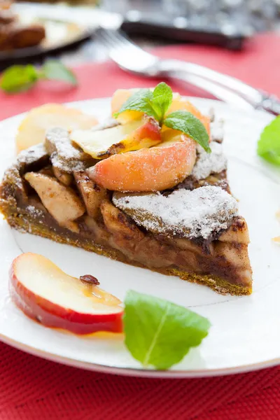 Délicieuse tarte aux pommes avec café — Photo