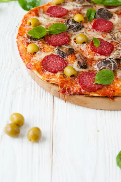 Pizza fresca com salame e azeitonas — Fotografia de Stock