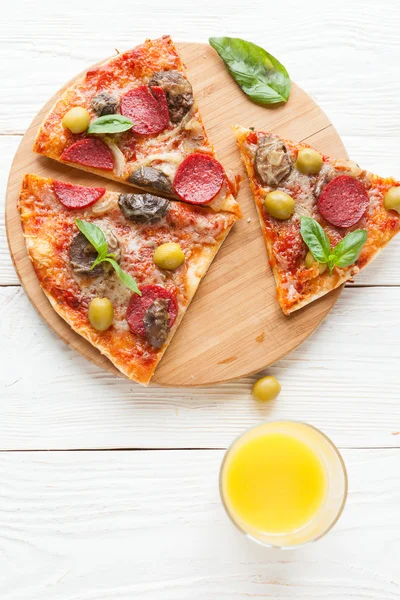 Deliciosa pizza con salami, cortada en rodajas, vista superior —  Fotos de Stock