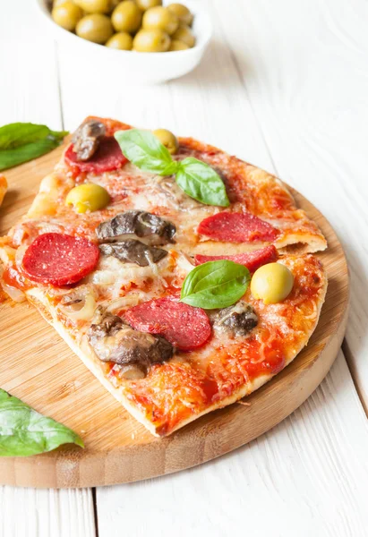 Аппетитная пицца, разрезанная на ломтики — стоковое фото