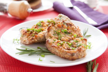 yeşil soğan ekmek kırıntısı ile ızgara pirzola