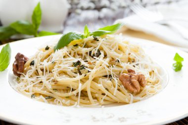 ceviz ve parmesan lezzetli makarna bir tabak