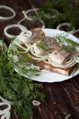 ringa balığı filetosu siyah ekmek üzerinde