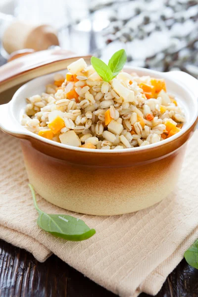 Porridge di orzo perlato nella pentola — Foto Stock