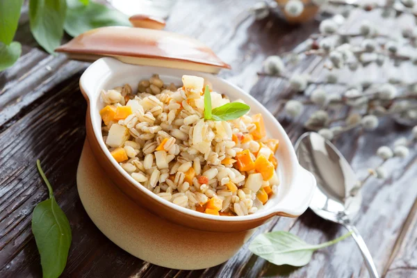 Mingau de cevada nutritivo de grãos de cevada com verduras — Fotografia de Stock