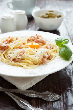 Spagetti adet pastırma ve parmesan ile