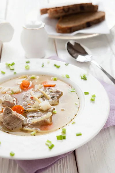 Sup dengan potongan daging sapi dan mie — Stok Foto