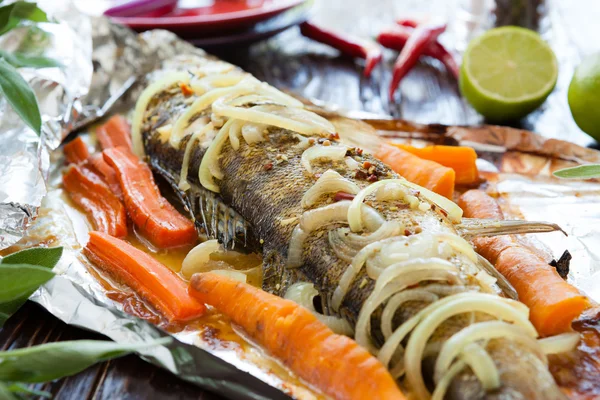 Peces de agua dulce cocidos en papel de aluminio —  Fotos de Stock