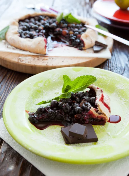 Piece of berry pie on the background of the whole pie — Stock Photo, Image