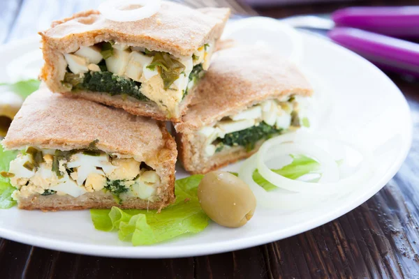 Spring nutritious pie with eggs and spinach and onions — Stock Photo, Image