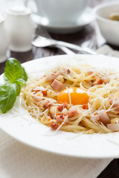 Pasta carbonara con yema de huevo en el medio — Foto de Stock