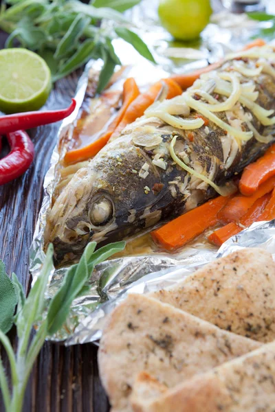 River fish with vegetables baked in foil — Stock Image River fish with vegetables baked in foil Royalty Free Stock Photos