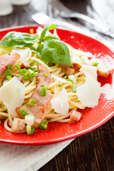 Spaghetti with fried bacon and parmesan — Stock Photo, Image