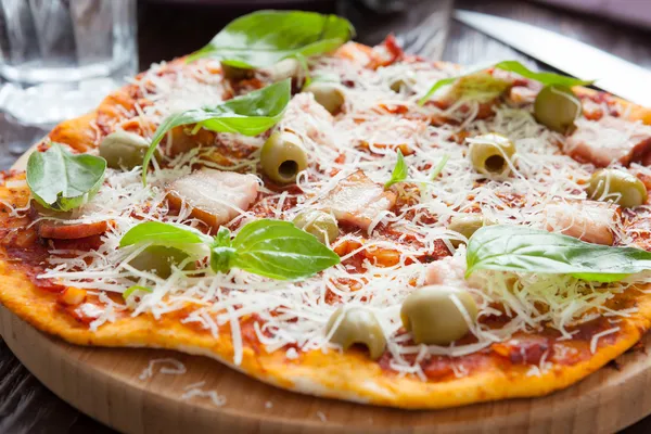 Bra hemmagjord pizza med bacon — Stockfoto
