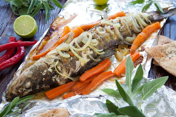 Big zander baked with vegetables in foil — Stock Image Big zander baked with vegetables in foil Stock Image