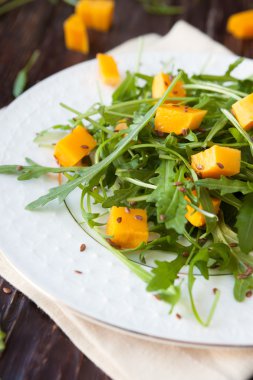 kabak ve yeşil parçaları ile salata