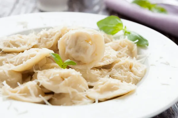 Hausgemachte Ravioli mit Fleisch und Parmesan — Stockfoto
