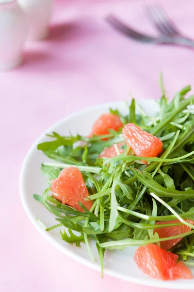 Salad of fresh arugula and grapefruit — Stock Photo, Image