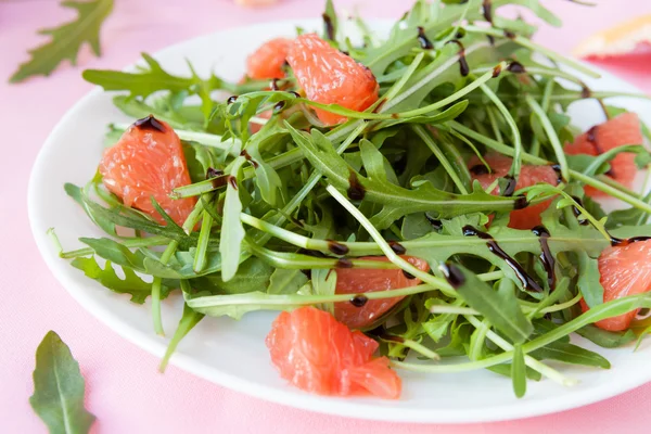 Deliciosa salada de rúcula fresca e toranja — Fotografia de Stock