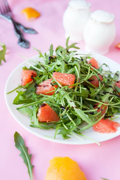 Salad of fresh greens and slices of grapefruit — Stock Photo, Image