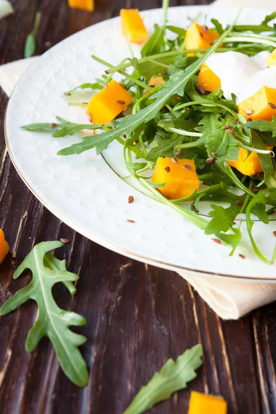 Salada com pedaços de abóbora e arugula — Fotografia de Stock