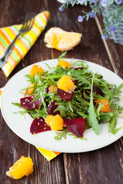 Salada com verduras frescas, beterrabas e laranjas — Fotografia de Stock