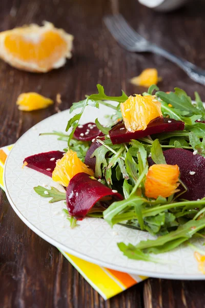 Rödbetor sallad med skivor av orange — Stockfoto