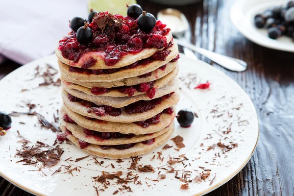 Blätterbeeren-Dessert mit geriebener Schokolade — Stockfoto