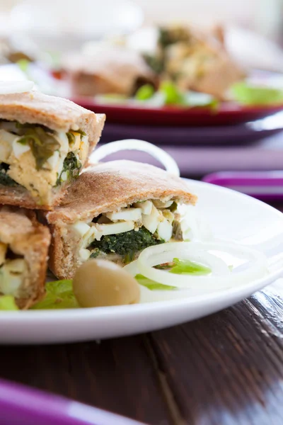 Pastel de huevo y espinacas cortado en trozos — Foto de Stock